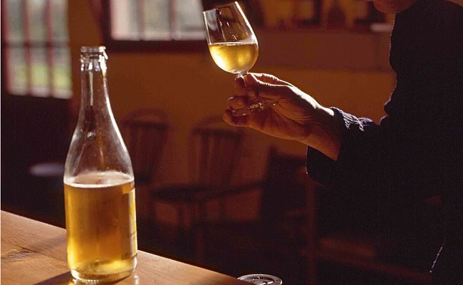 Dégustation d'un cidre.