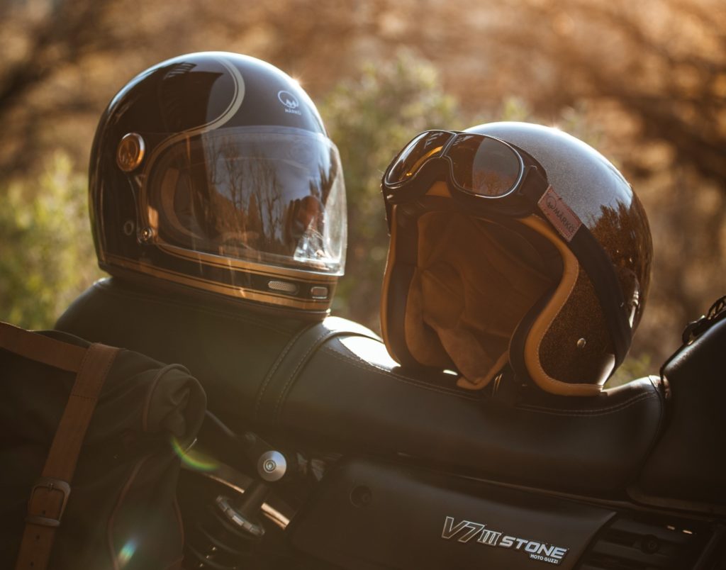 deux casques de moto