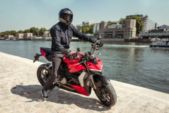 motard au bord d'un fleuve