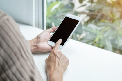 Téléphone portable avec touche d’urgence : la solution indispensable pour sécuriser les seniors