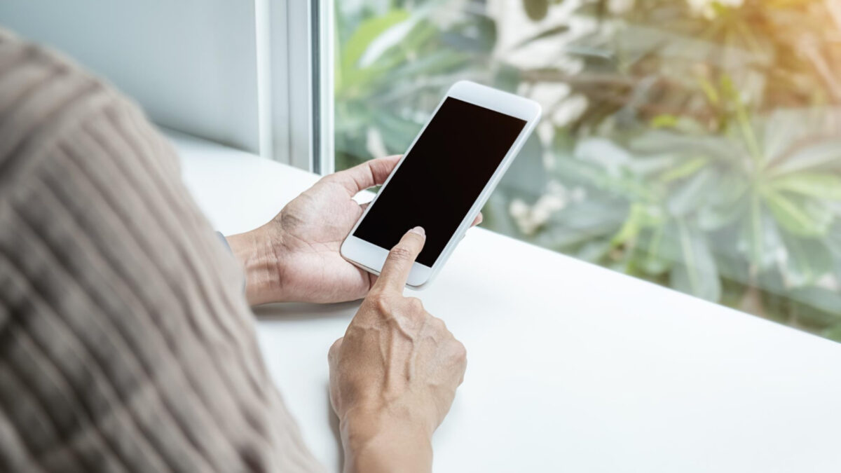 Téléphone portable avec touche d’urgence : la solution indispensable pour sécuriser les seniors